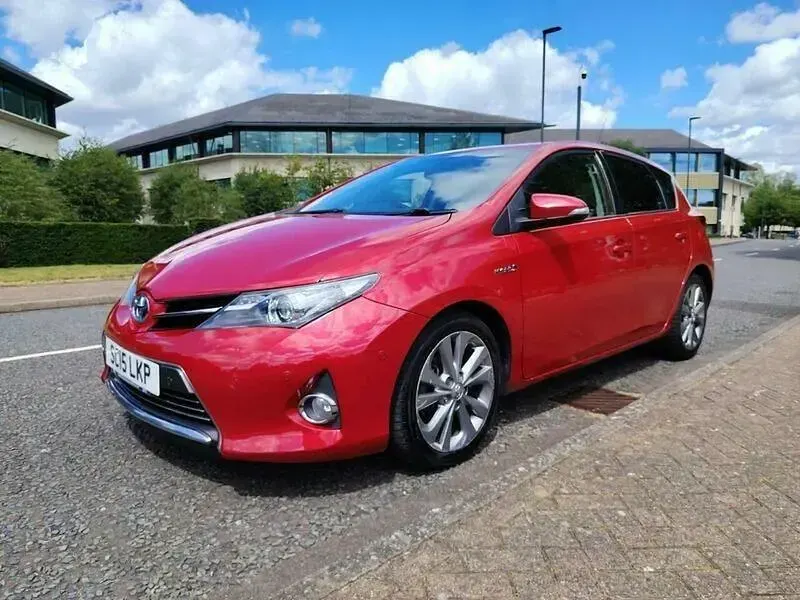 Used Toyota Auris 136 HP (100 kW) 2015 Red Hatchback