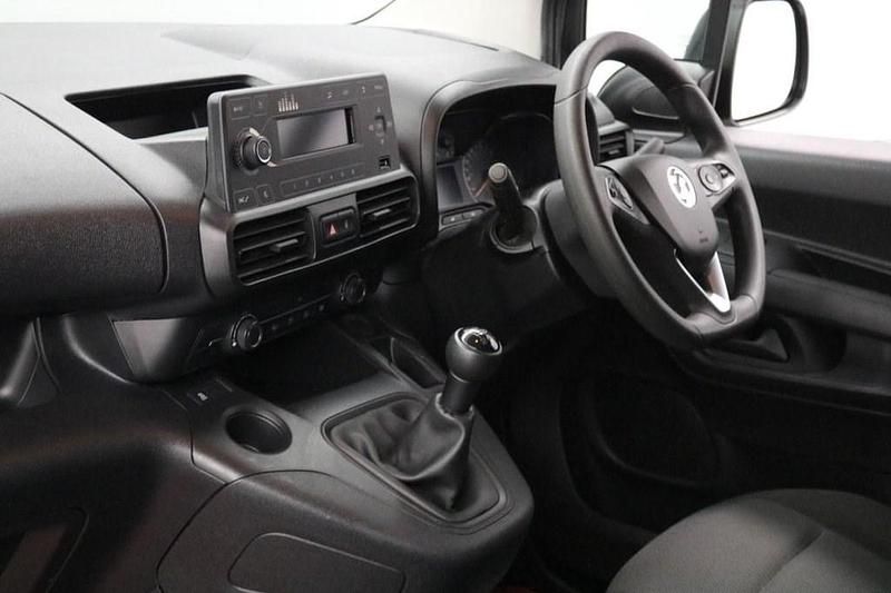 Used Vauxhall Combo 100 HP (73 kW) 2021 White MPV