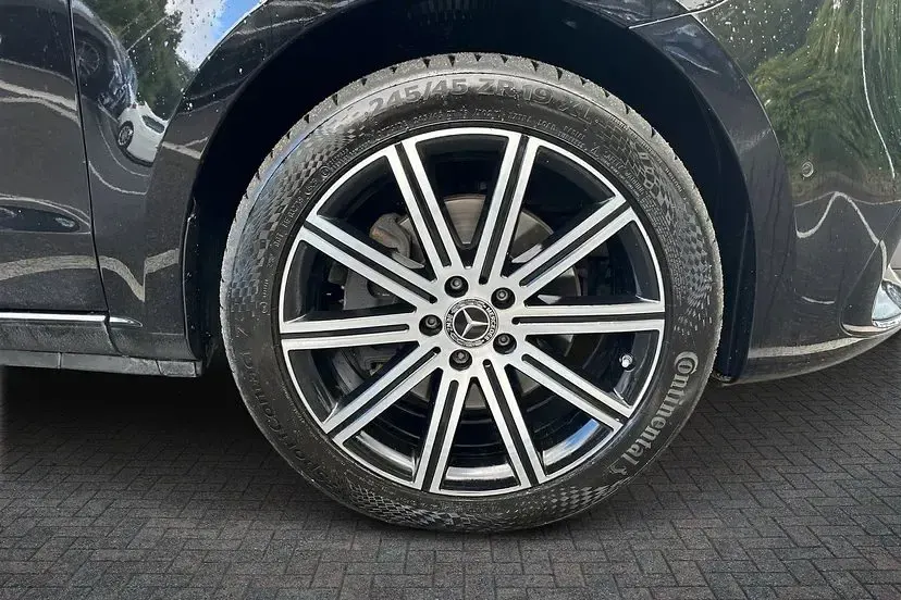 Used Mercedes V300 Premium 234 HP (172 kW) 2025 Black MPV