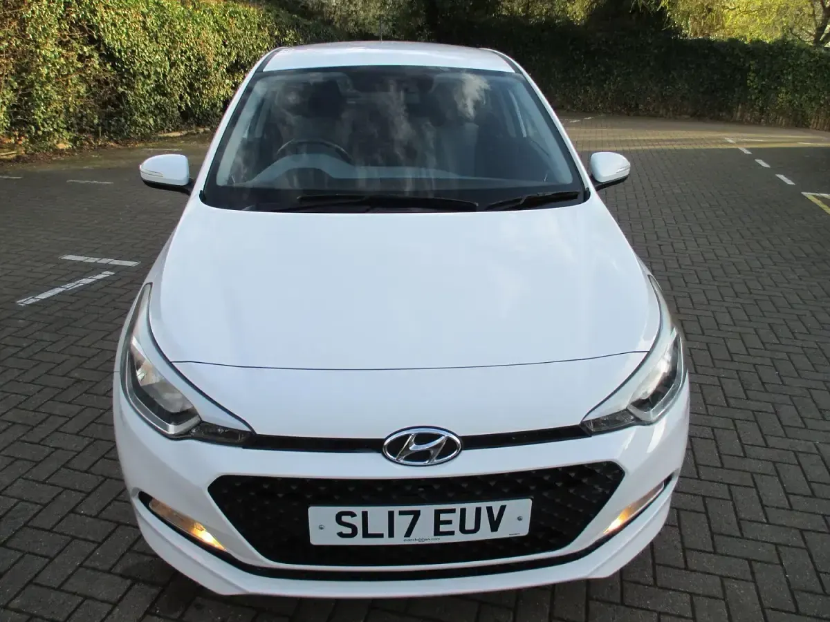 Used Hyundai i20 SE 84 HP (61 kW) 2017 White Hatchback