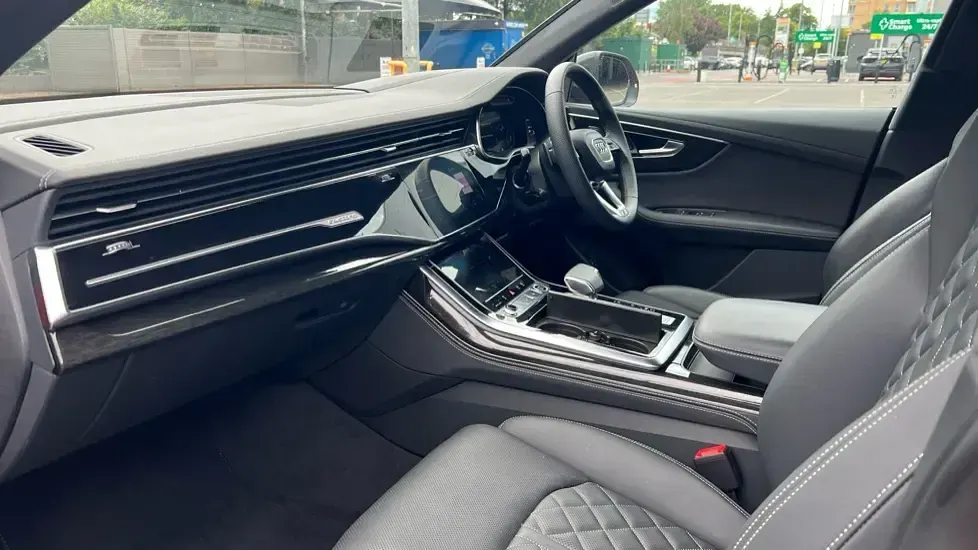 Used Audi Q8 Comfort 340 HP (250 kW) 2025 Red SUV