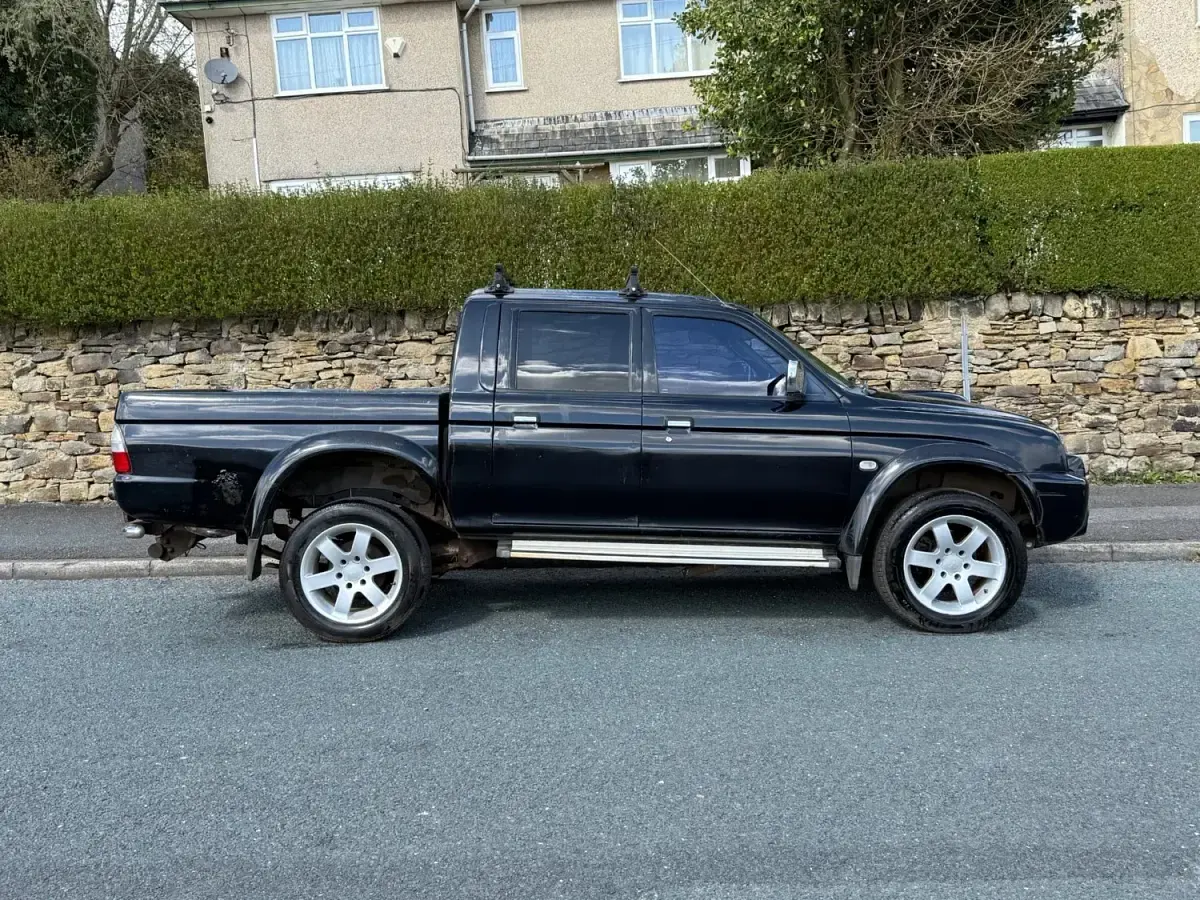 Usado Mitsubishi L200 Warrior 113 HP (83 kW) 2003 Preto Pickup