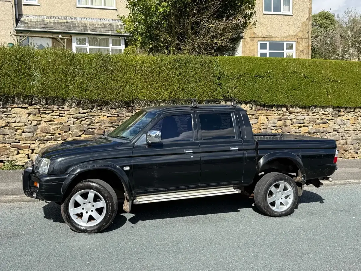 Usado Mitsubishi L200 Warrior 113 HP (83 kW) 2003 Preto Pickup