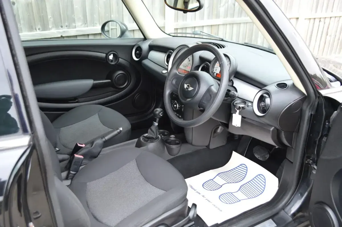 Usado Mini Cooper Hatch 122 HP (89 kW) 2011 Preto Citadino