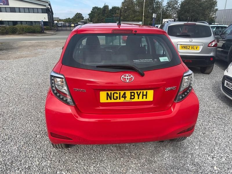 Used Toyota Yaris 90 HP (66 kW) 2014 Red Hatchback