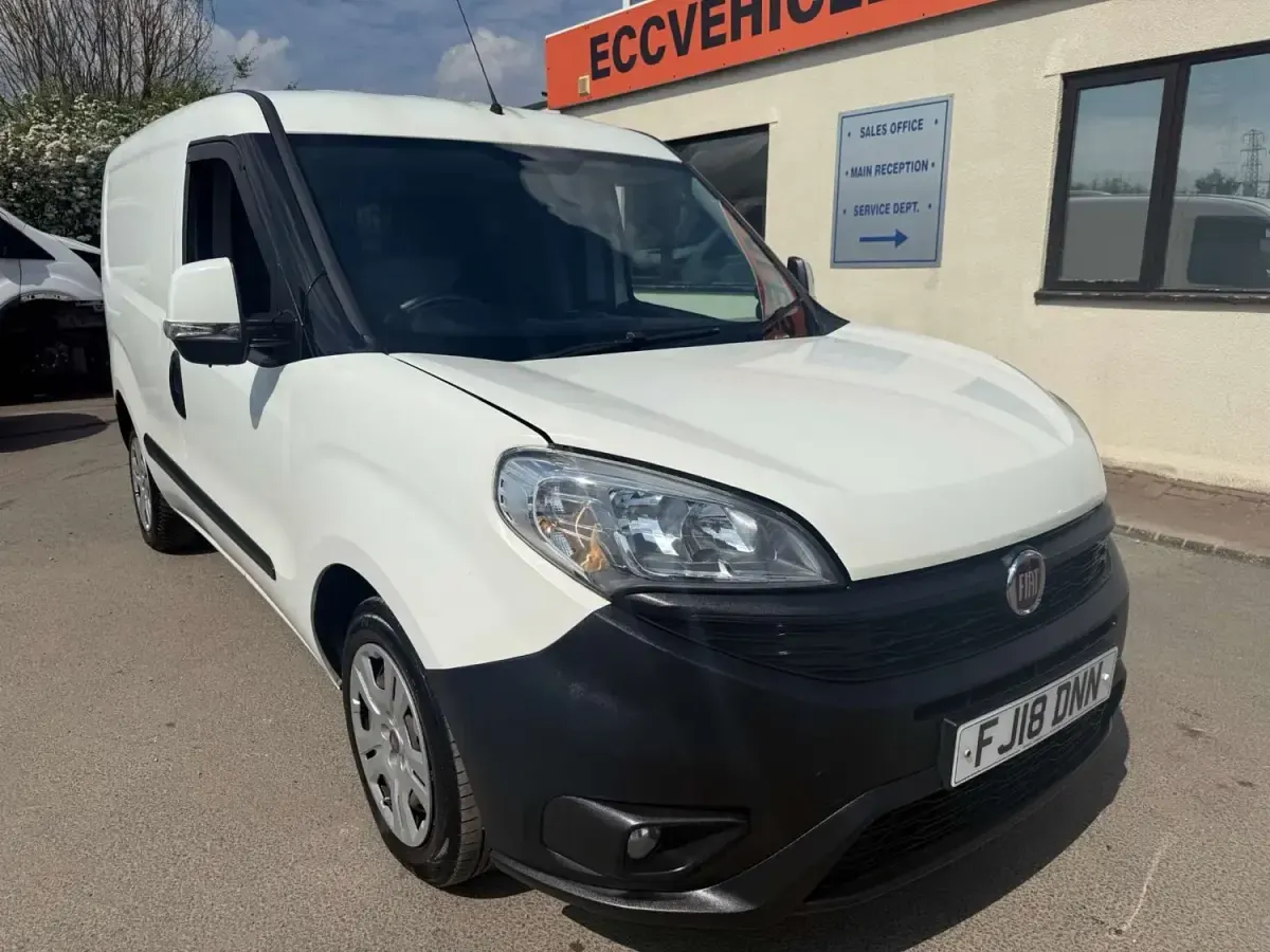 Begagnad Fiat Doblò 95 HK (69 kW) 2018 Vit Minibuss