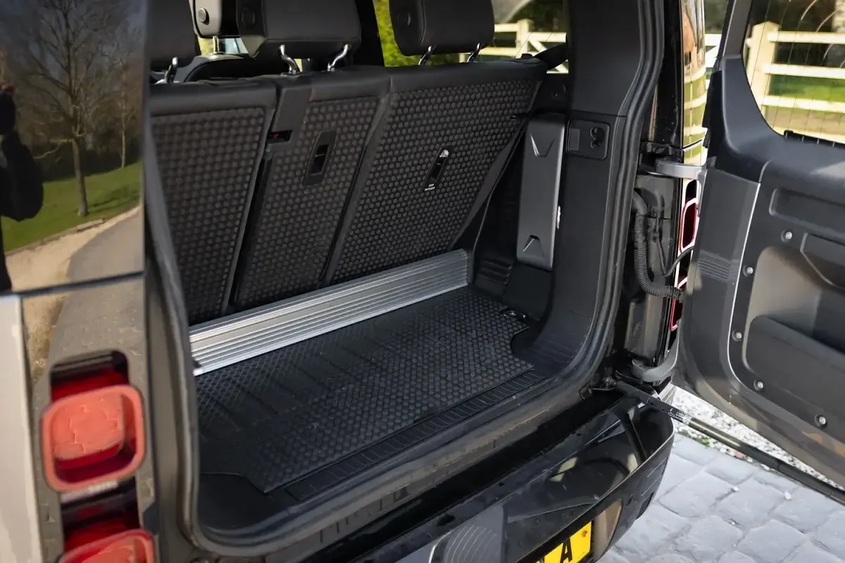 Used Land Rover Defender HSE 300 HP (220 kW) 2021 Grey SUV