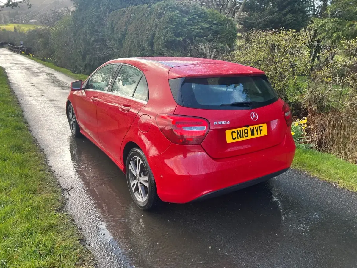 Begagnad Mercedes A180 Executive 2018 Röd Halvkombi
