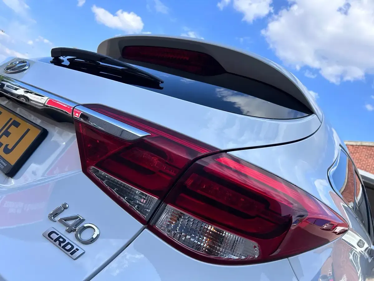 Used Hyundai i40 SE 115 HP (84 kW) 2015 White Estate