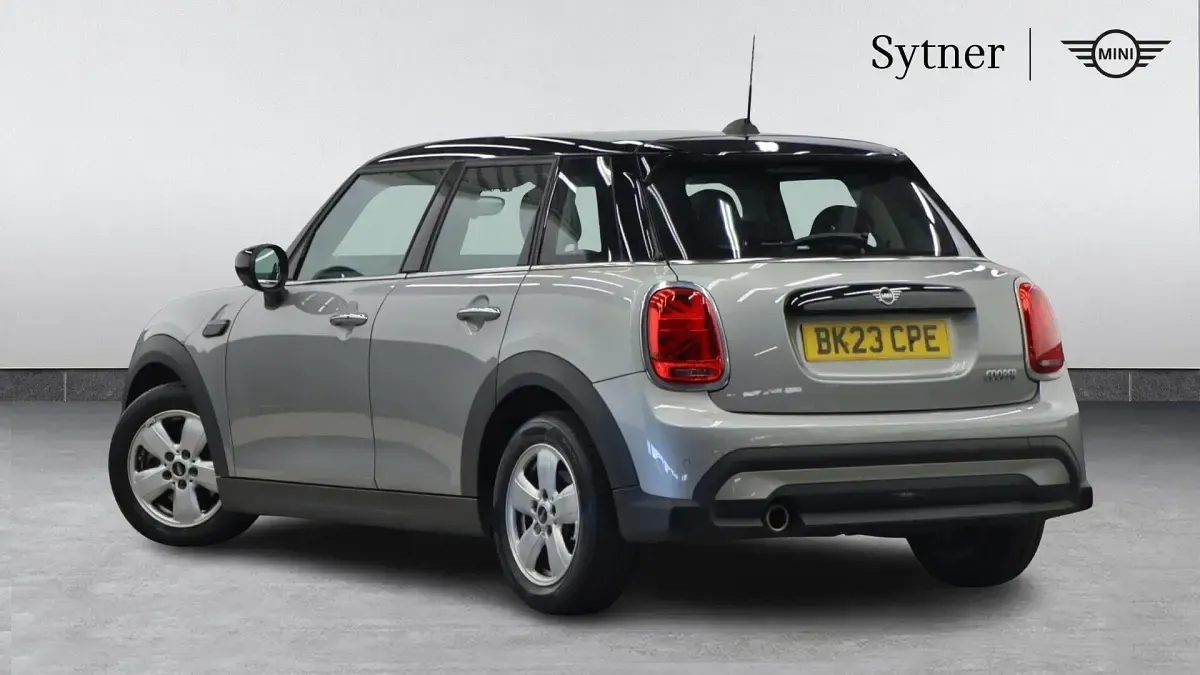 Usado Mini Cooper Classic 134 CV (98 kW) 2023 Plateado Utilitario