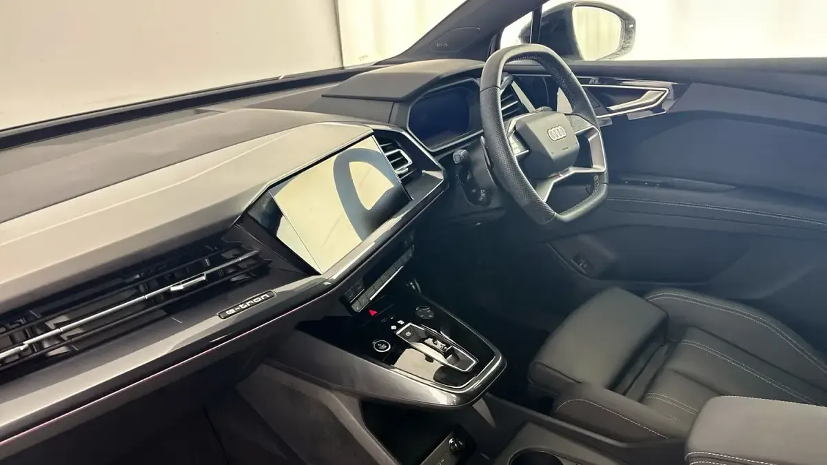 Used Audi Q4 e-tron Black Edition 210 kW (286 HP) 2025 White SUV