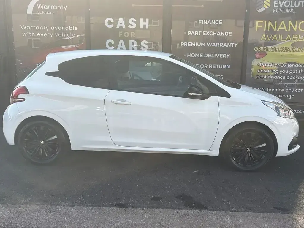 Used Peugeot 208 82 HP (60 kW) 2017 White Hatchback