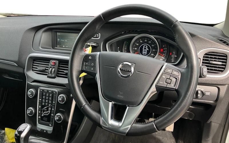 Used Volvo V40 Momentum 122 HP (89 kW) 2018 White Hatchback