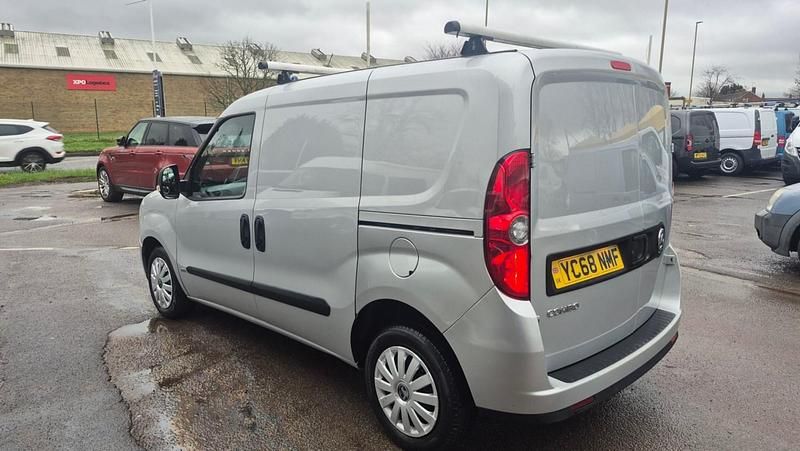 Używany Vauxhall Combo Sportive 2018 Srebrny Minivan
