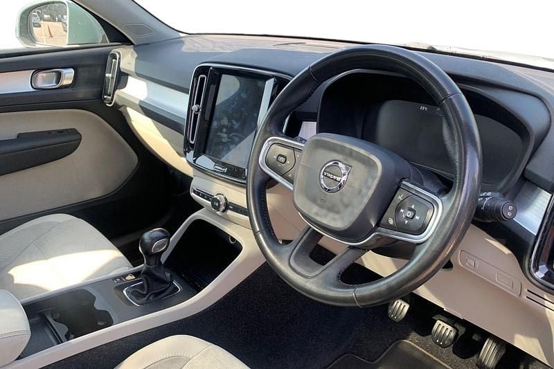 Used Volvo XC40 Momentum 150 HP (110 kW) 2018 Blue SUV