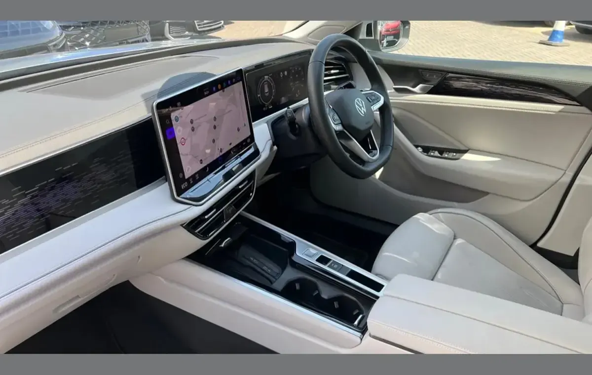 Used VW Passat Elegance 267 HP (196 kW) 2025 Silver Estate