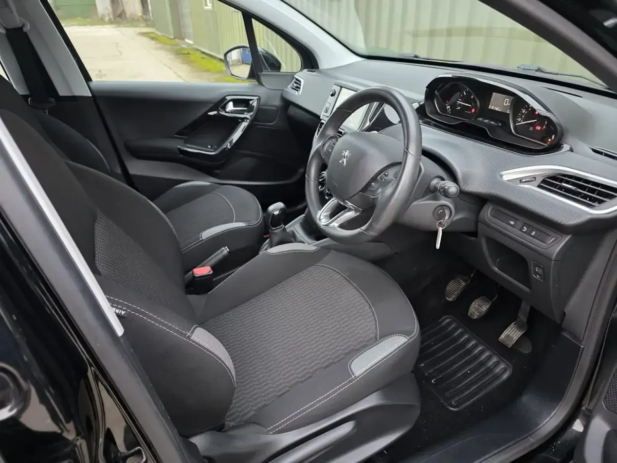 Second-hand Peugeot 208 Active 2015 Negru Hatchback