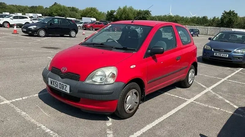 Used Toyota Yaris 68 HP (50 kW) 2001 Red Hatchback
