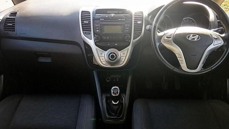 Used Hyundai ix20 SE 90 HP (66 kW) 2017 Red Hatchback