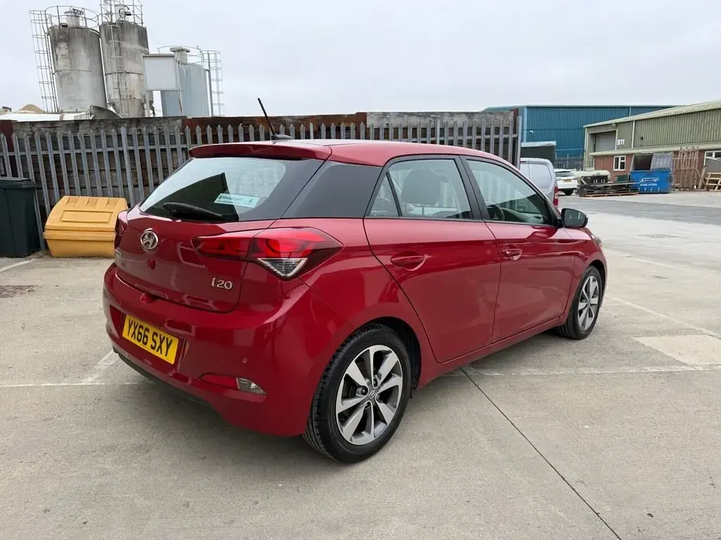 Used Hyundai i20 Edition 100 HP (73 kW) 2016 Red Hatchback