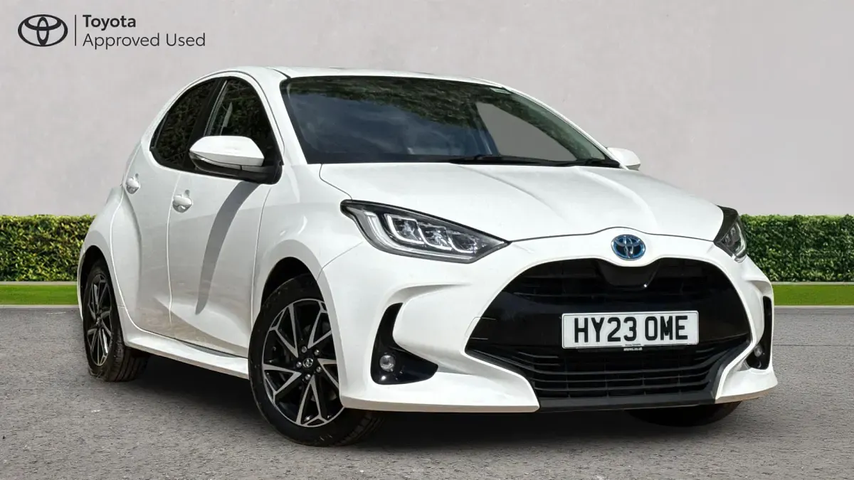 Used Toyota Yaris Design 116 HP (85 kW) 2023 Pure white Hatchback