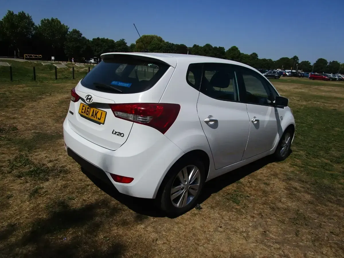 Used Hyundai ix20 Active 123 HP (90 kW) 2011 White Hatchback