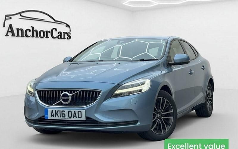 Begagnad Volvo V40 Momentum 152 HK (111 kW) 2019 Halvkombi