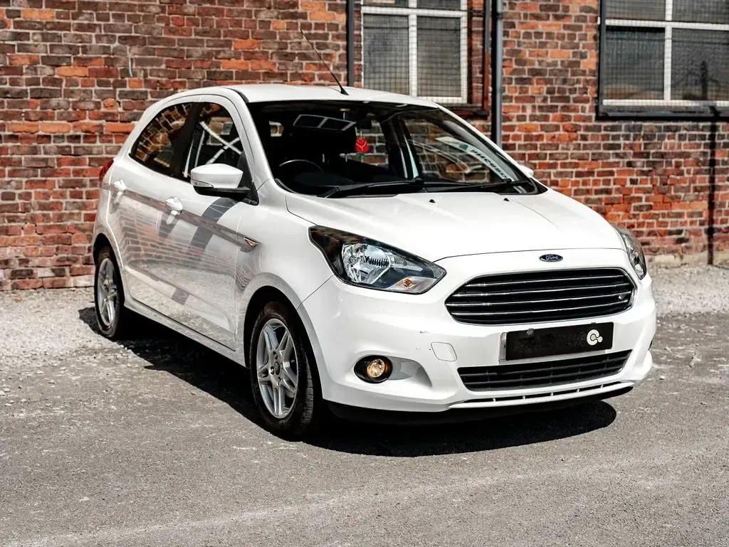 Used Ford Ka Plus Zetec 70 HP (51 kW) 2016 White Hatchback