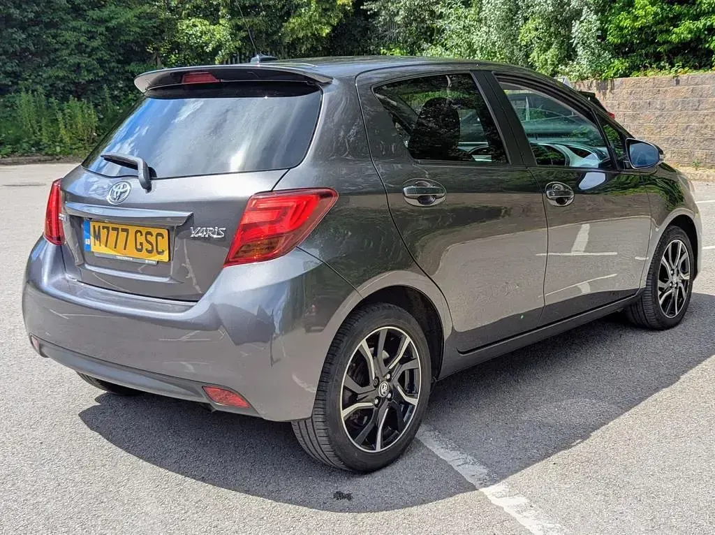 Used Toyota Yaris Design 99 HP (72 kW) 2016 Grey Hatchback