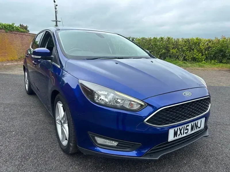 Used Ford Focus Zetec 120 HP (88 kW) 2015 Deep impact blue Hatchback