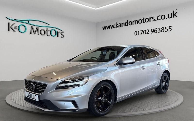 Used 2019 Volvo V40 R-Design Hatchback | £10,395 (Fair price) - Image 1/4