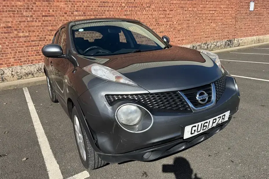 Usado Nissan Juke Acenta 110 HP (80 kW) 2011 Cinzento SUV