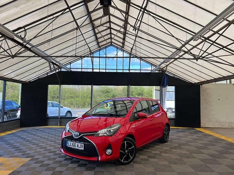 Used Toyota Yaris Hybrid Design 2016 Red Hatchback