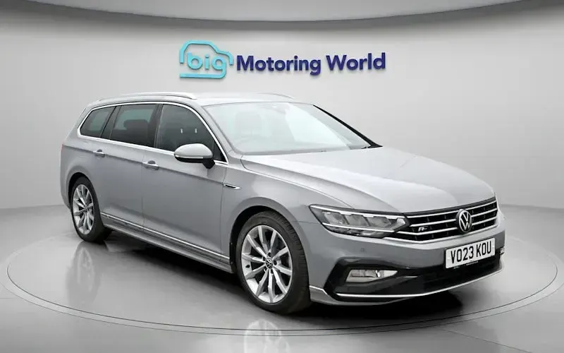 Usado VW Passat R-line 150 HP (110 kW) 2023 Cinzento Carrinha