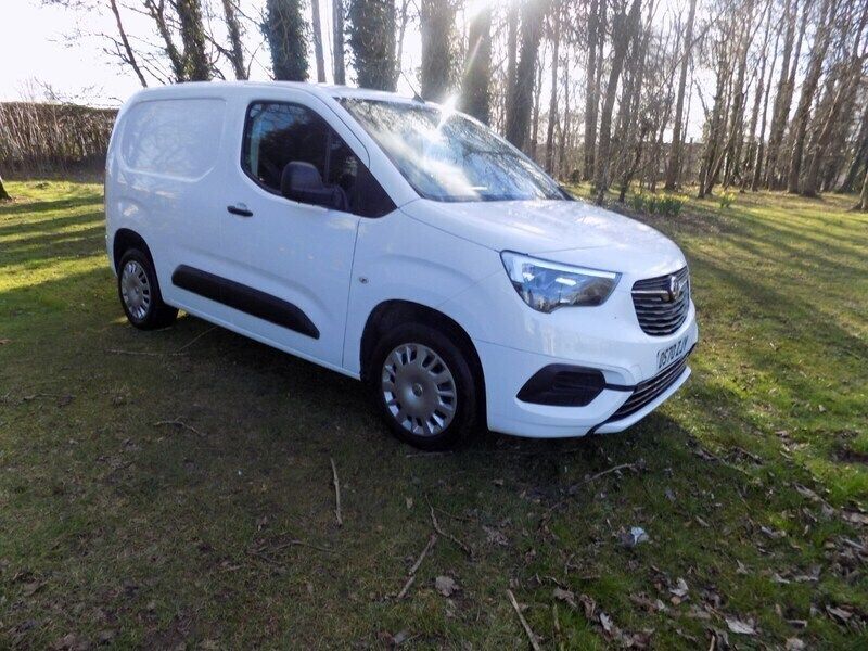 White Used 2020 Vauxhall Combo Sportive MPV | £8,495 (Good price) - Image 1/4