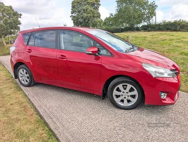 Used Toyota Verso 112 HP (82 kW) 2016 Red MPV