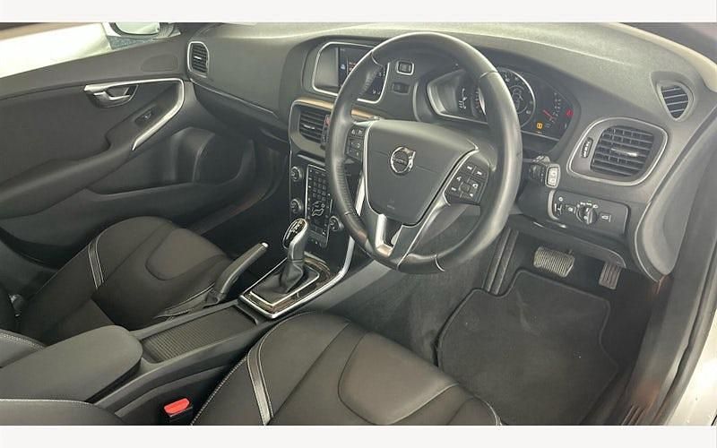 Used Volvo V40 Momentum 122 HP (89 kW) 2019 Hatchback