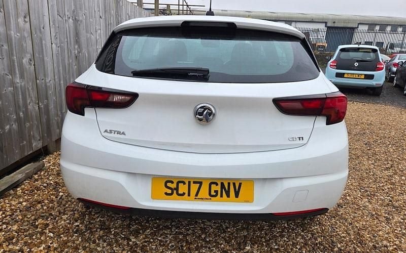 Used Vauxhall Astra SRi 110 HP (80 kW) 2017 White Hatchback