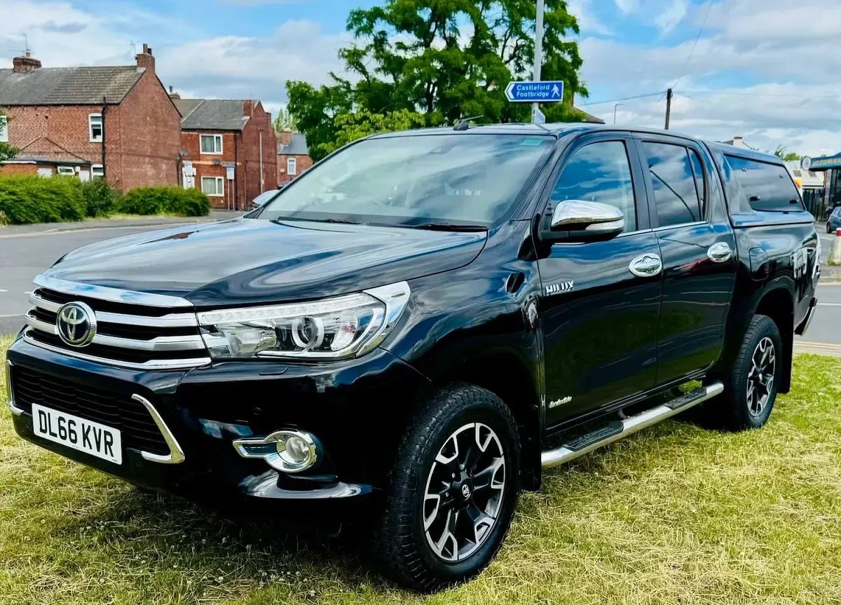 Used Toyota HiLux 150 HP (110 kW) 2016 Black Pickup