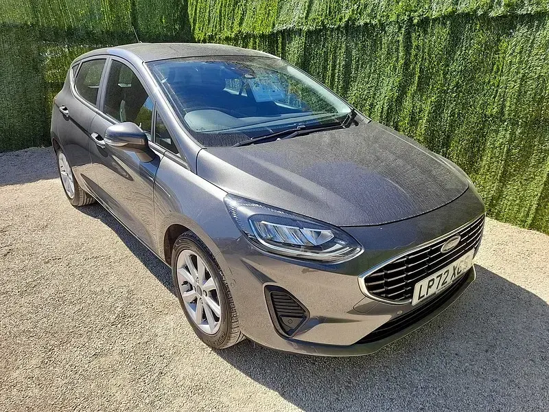 Begagnad Ford Fiesta Trend 99 HK (72 kW) 2023 Grå Halvkombi