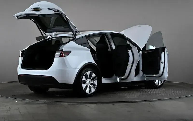 Used Tesla Model Y Standard Range 219 kW (299 HP) 2023 White SUV