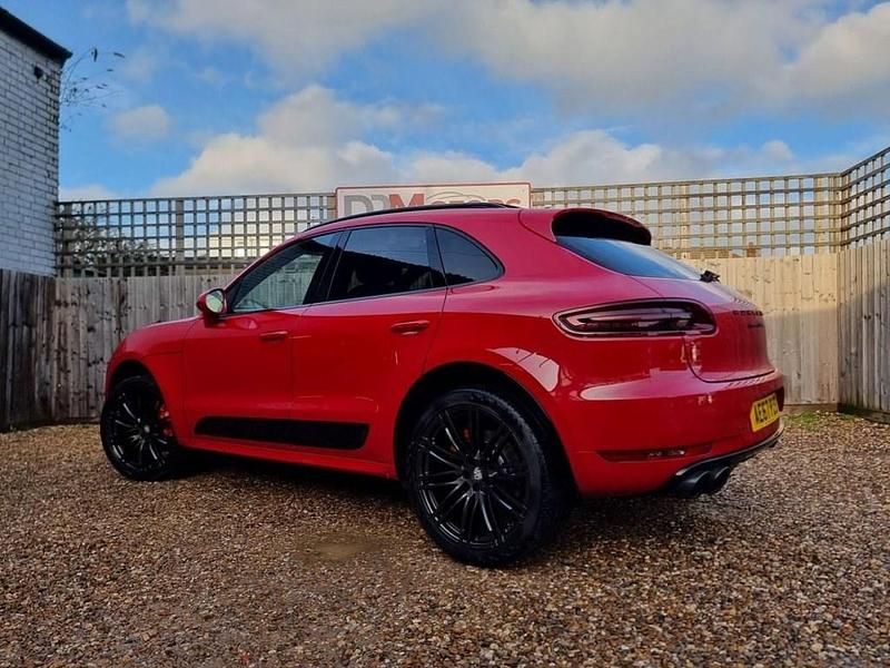 Used Porsche Macan Turbo 400 HP (294 kW) 2017 Red SUV