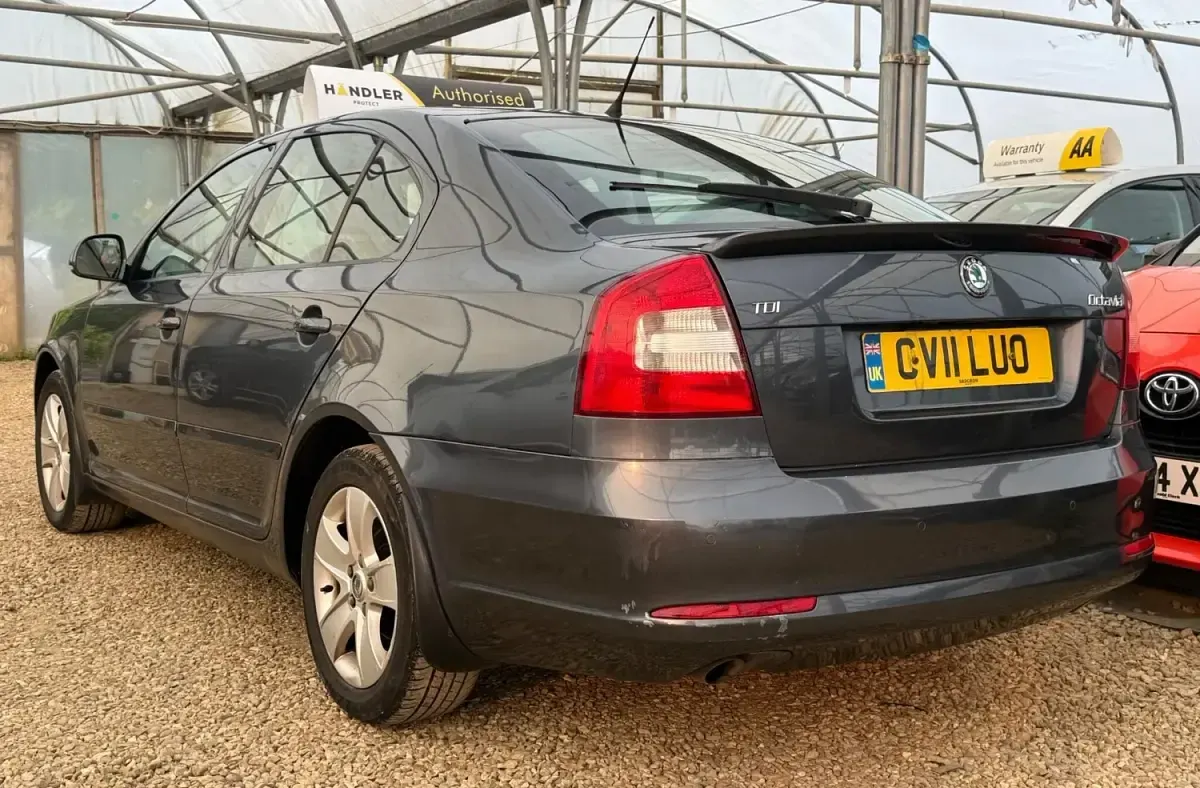 Usado Skoda Octavia Elegance 105 CV (77 kW) 2011 Gris Utilitario