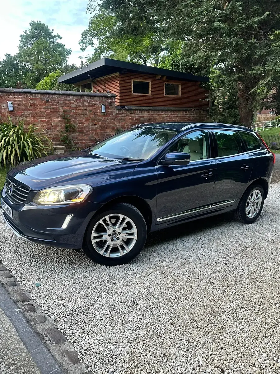Begagnad Volvo XC60 SE Lux 215 HK (158 kW) 2014 Blå SUV