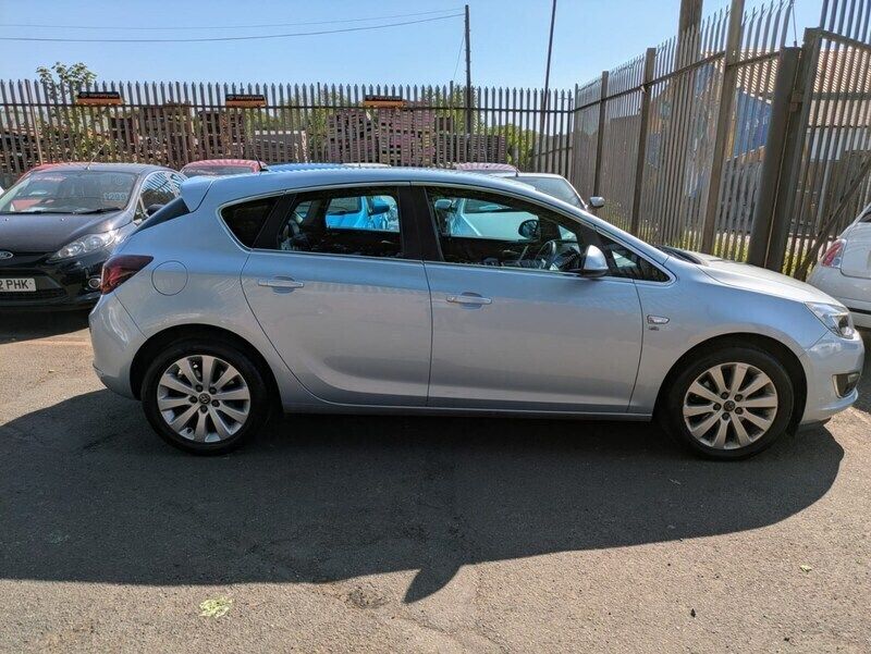 Silver Used 2014 Vauxhall Astra Elite Hatchback | £3,295 (Good price) - Image 1/4