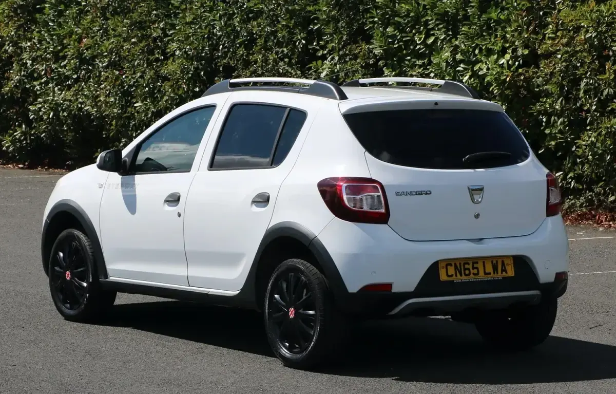 Used Dacia Sandero Lauréate 90 HP (66 kW) 2015 White Hatchback