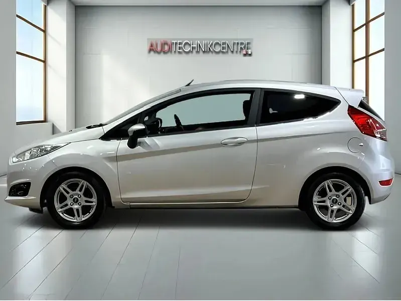 Usado Ford Fiesta Zetec 82 HP (60 kW) 2014 Prateado Citadino