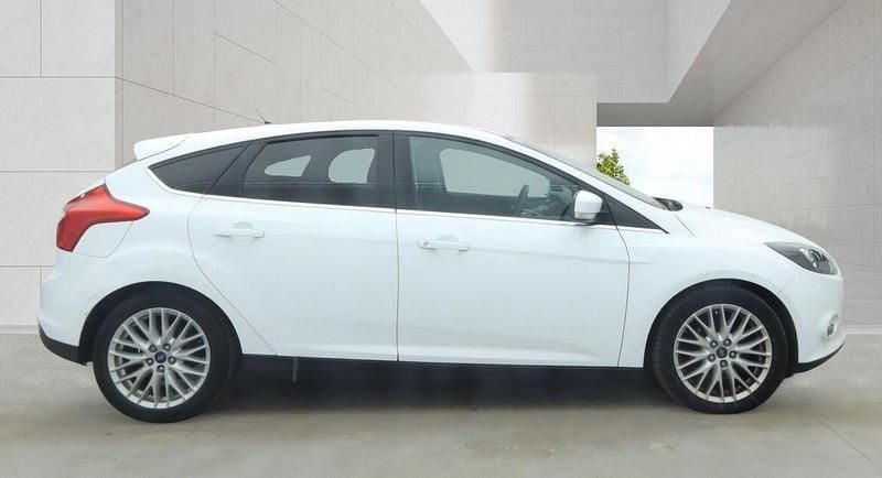 Usado Ford Focus Zetec 125 HP (91 kW) 2013 Branco Citadino