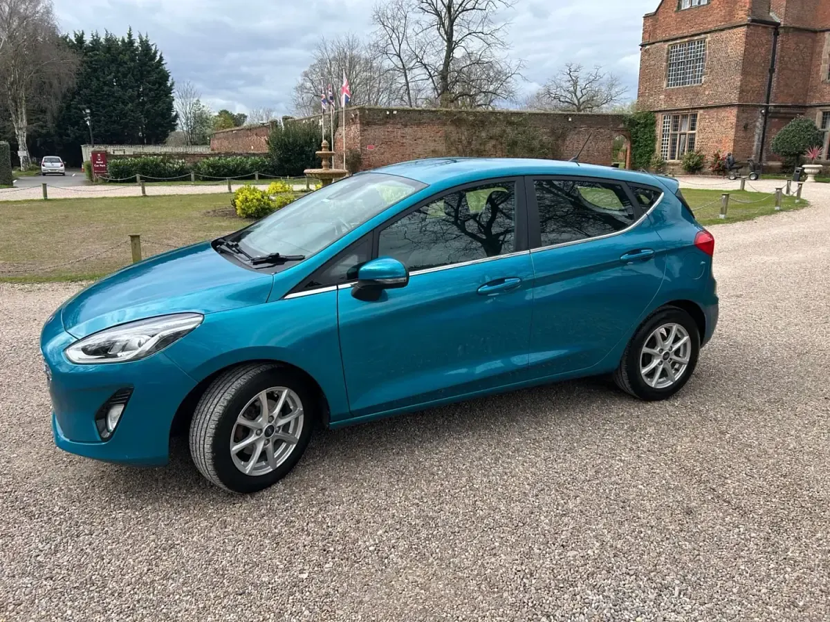 Second-hand Ford Fiesta Zetec 2017 Albastru Hatchback