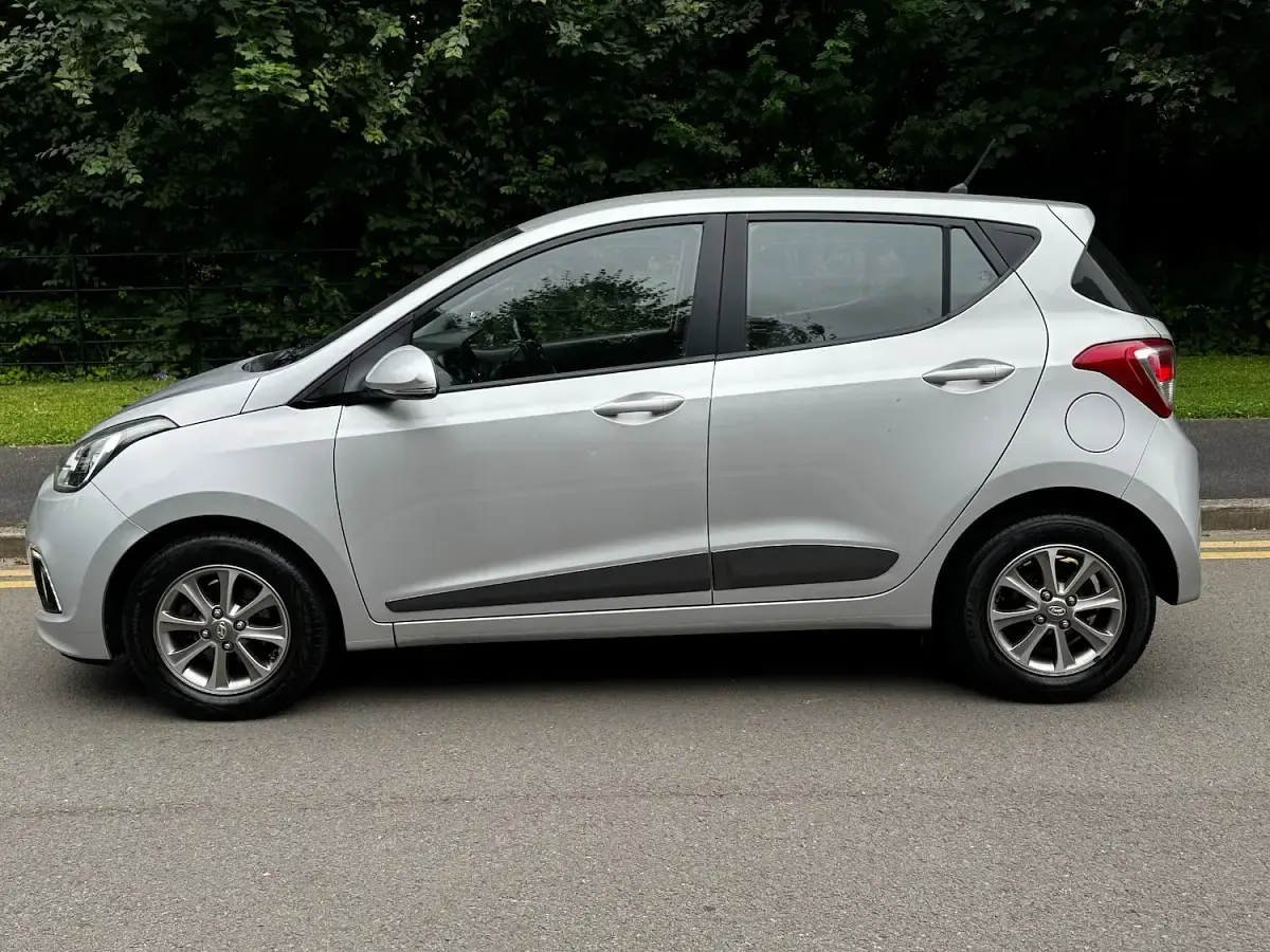 Used Hyundai i10 Premium 67 HP (49 kW) 2016 Silver Hatchback